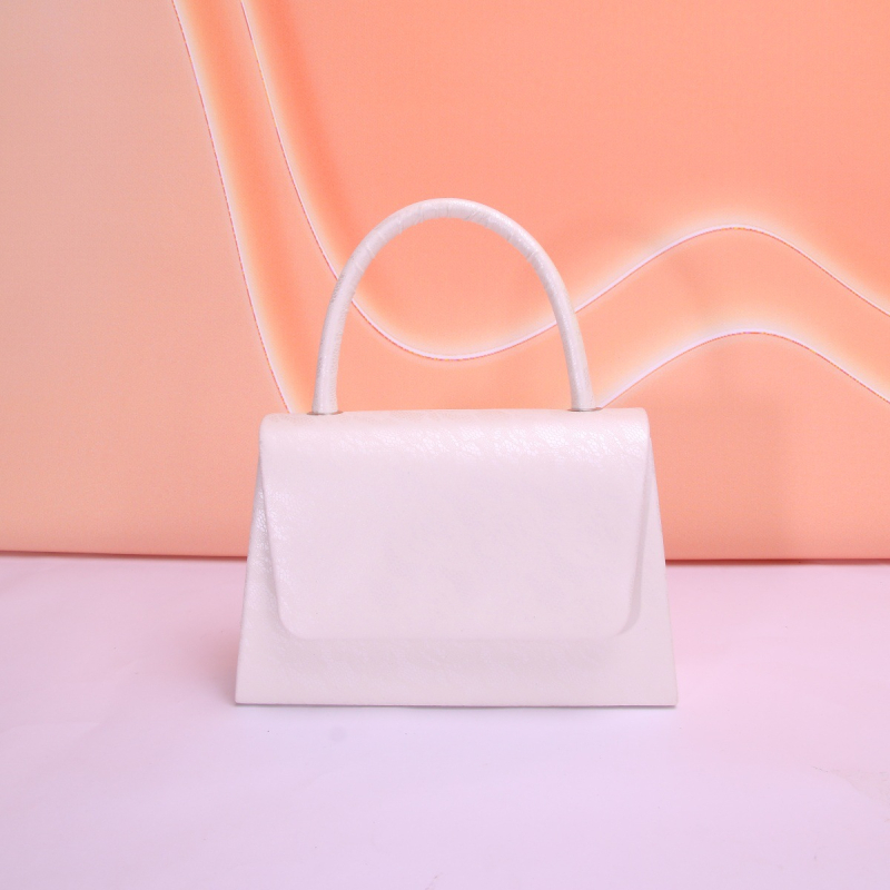 Дамска вечерна чанта, полиестер материал, полиестрова облицовка, хоризонтална квадратна форма, затваряне с капак, уличен стил