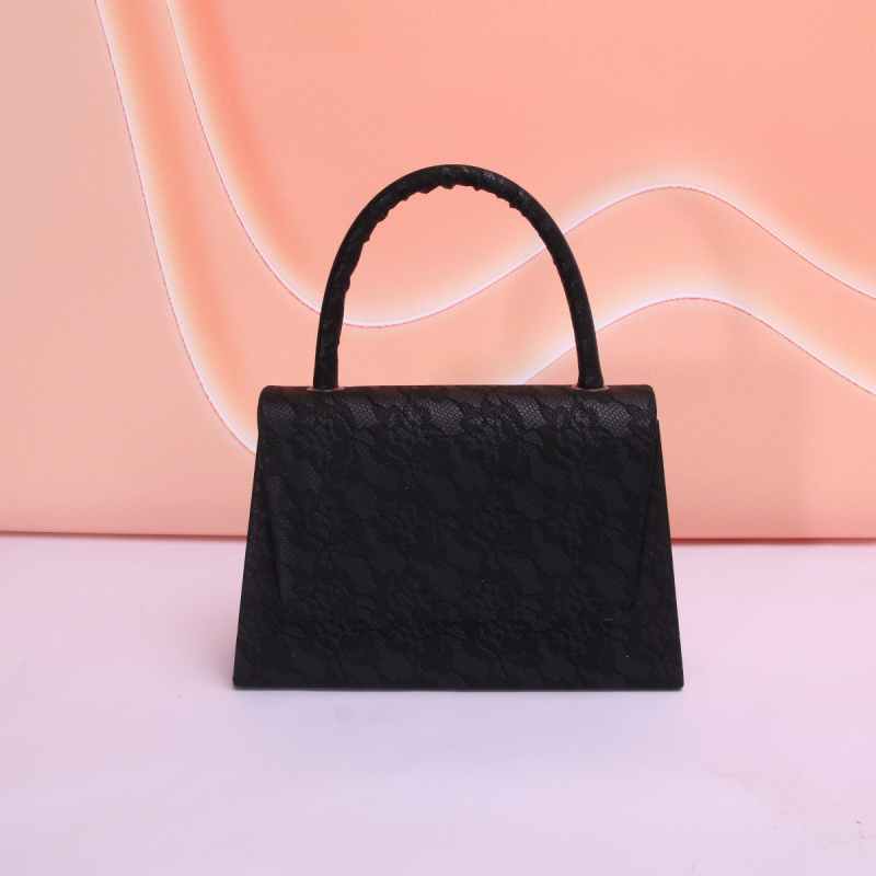 Дамска вечерна чанта, полиестер материал, полиестрова облицовка, хоризонтална квадратна форма, затваряне с капак, уличен стил