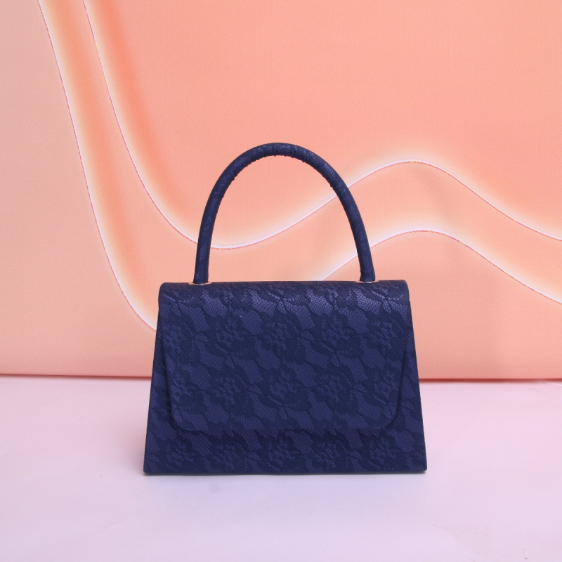 Дамска вечерна чанта, полиестер материал, полиестрова облицовка, хоризонтална квадратна форма, затваряне с капак, уличен стил