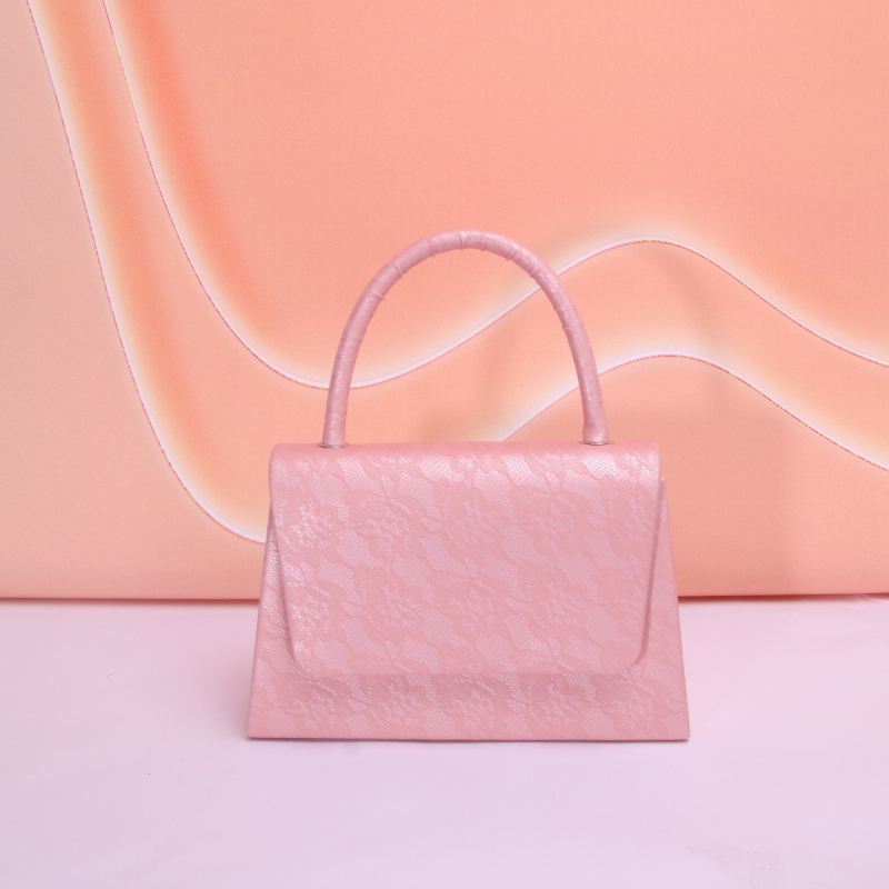 Дамска вечерна чанта, полиестер материал, полиестрова облицовка, хоризонтална квадратна форма, затваряне с капак, уличен стил