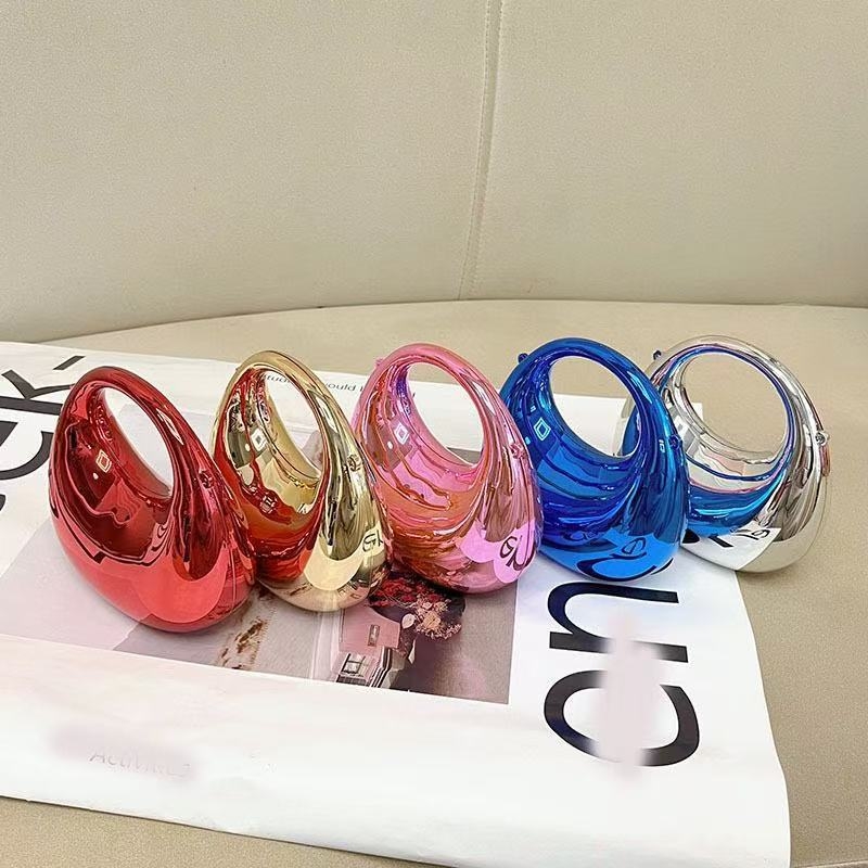 Geantă crossbody din PVC, în formă de dumpling, închidere magnetică, buzunare interne pentru telefon și ID