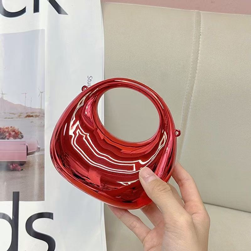 Geantă crossbody din PVC, în formă de dumpling, închidere magnetică, buzunare interne pentru telefon și ID
