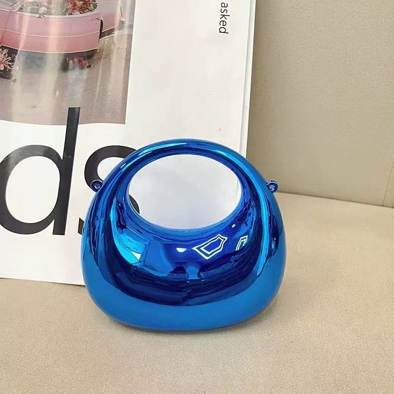 Geantă crossbody din PVC, în formă de dumpling, închidere magnetică, buzunare interne pentru telefon și ID