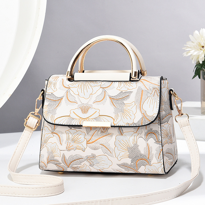 Ženska crossbody torbica, PU materijal, horizontalnog kvadratnog oblika, zatvaranje na zip, laminirana unutarnja džep, jedna naramenica