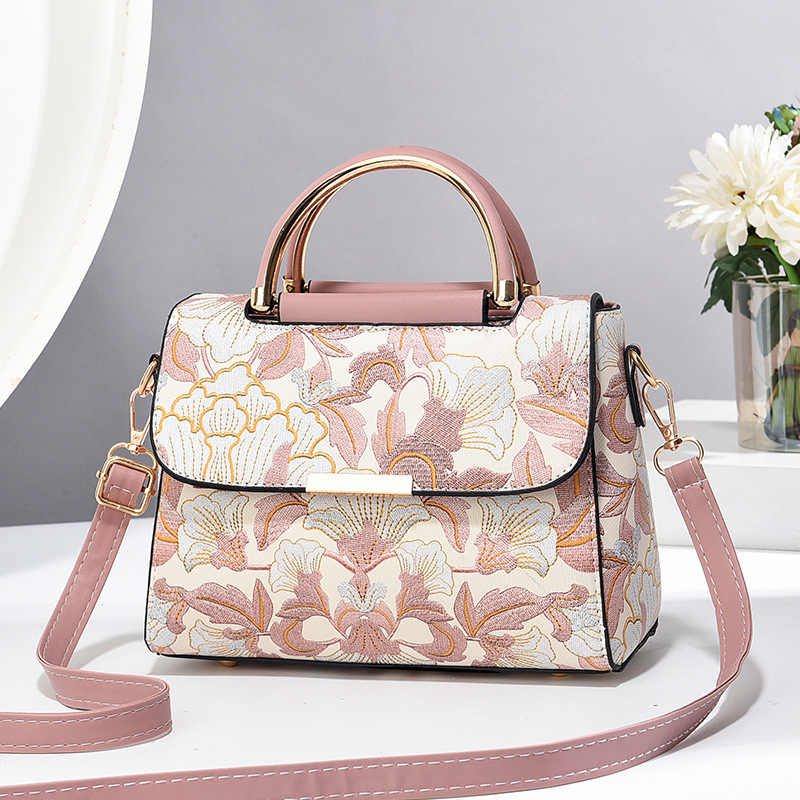 Ženska crossbody torbica, PU materijal, horizontalnog kvadratnog oblika, zatvaranje na zip, laminirana unutarnja džep, jedna naramenica
