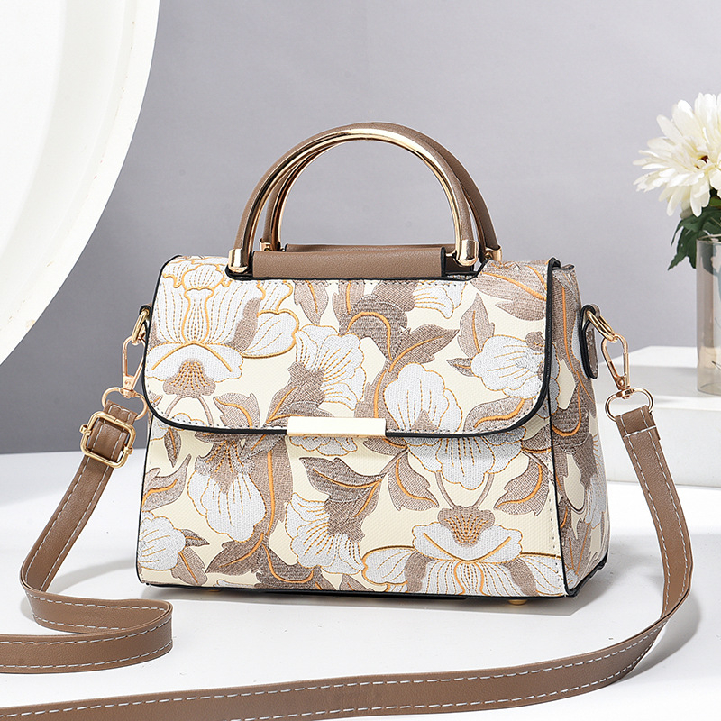 Ženska crossbody torbica, PU materijal, horizontalnog kvadratnog oblika, zatvaranje na zip, laminirana unutarnja džep, jedna naramenica
