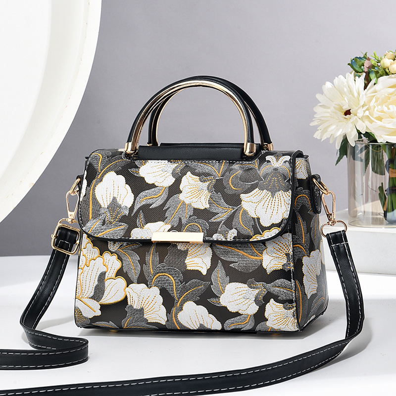Ženska crossbody torbica, PU materijal, horizontalnog kvadratnog oblika, zatvaranje na zip, laminirana unutarnja džep, jedna naramenica