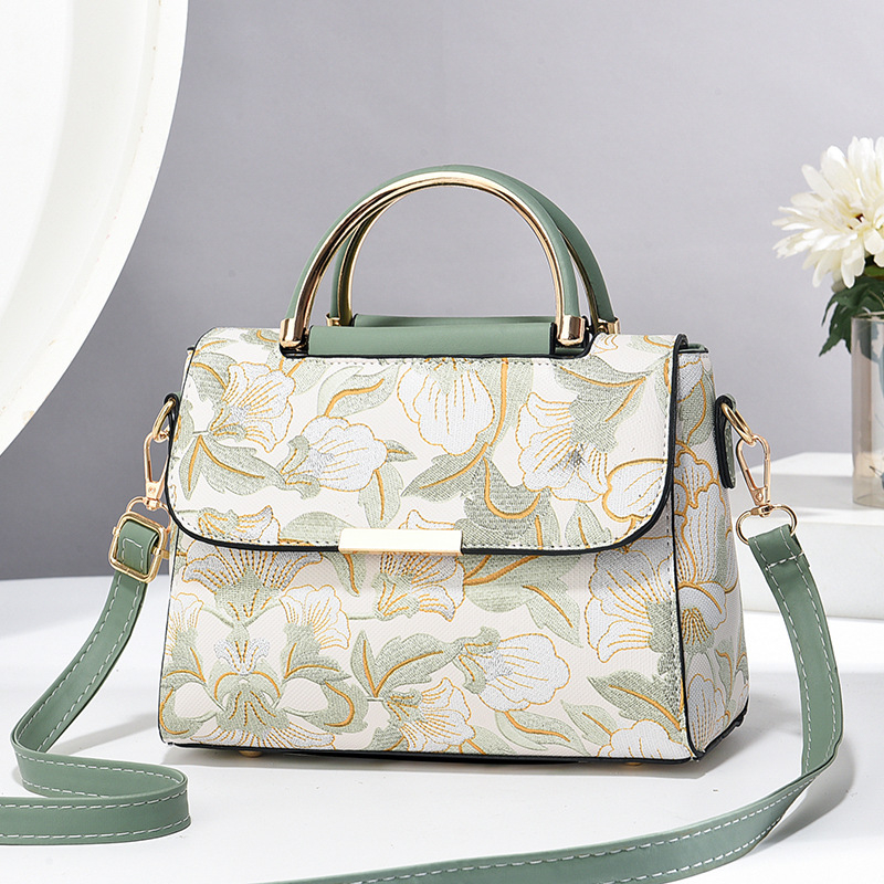 Ženska crossbody torbica, PU materijal, horizontalnog kvadratnog oblika, zatvaranje na zip, laminirana unutarnja džep, jedna naramenica