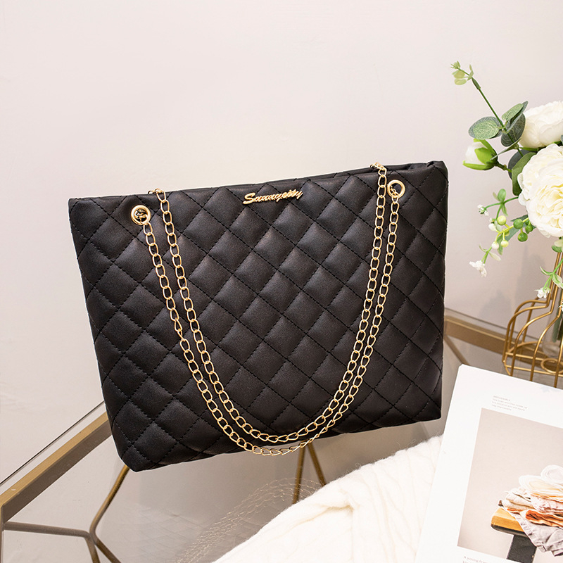 PU medžiagos bucket stiliaus rankinė, magnetinis užsegimas, vidinės kišenės su užtrauktuku ir kišenė nešiojamam kompiuteriui, viena peties dirželė