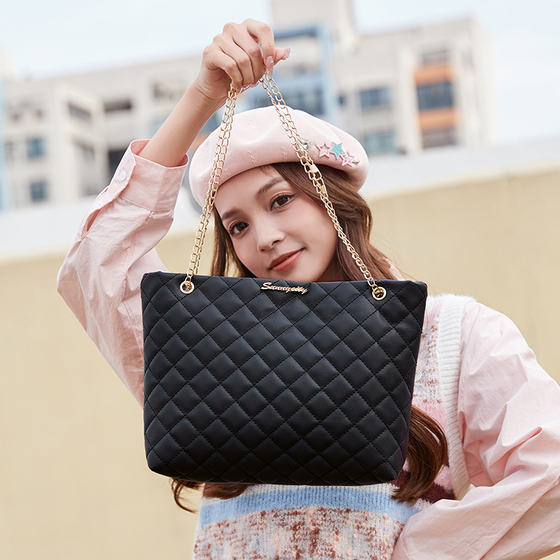 PU medžiagos bucket stiliaus rankinė, magnetinis užsegimas, vidinės kišenės su užtrauktuku ir kišenė nešiojamam kompiuteriui, viena peties dirželė