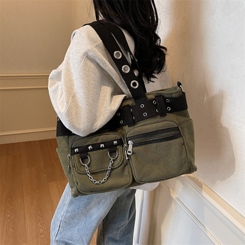 Ženska crossbody torba s velikim kapacitetom — flanel materijal, podstava od poliestera, horizontalni kvadratni oblik, zatvaranje zipom, unutarnji džepovi za telefon i ID, unutarnji džep s patch, tri naramenice