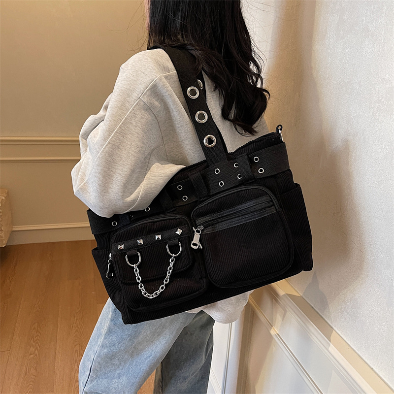 Ženska crossbody torba s velikim kapacitetom — flanel materijal, podstava od poliestera, horizontalni kvadratni oblik, zatvaranje zipom, unutarnji džepovi za telefon i ID, unutarnji džep s patch, tri naramenice
