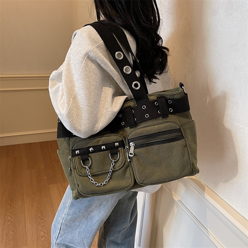 Ženska crossbody torba s velikim kapacitetom — flanel materijal, podstava od poliestera, horizontalni kvadratni oblik, zatvaranje zipom, unutarnji džepovi za telefon i ID, unutarnji džep s patch, tri naramenice