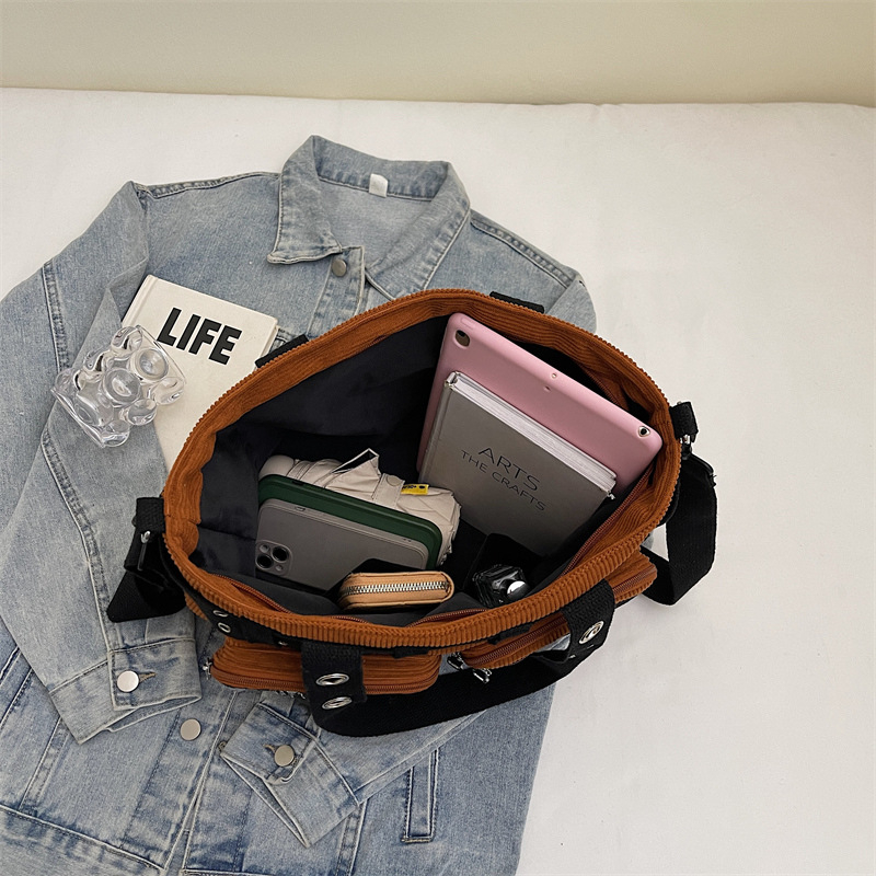 Ženska crossbody torba s velikim kapacitetom — flanel materijal, podstava od poliestera, horizontalni kvadratni oblik, zatvaranje zipom, unutarnji džepovi za telefon i ID, unutarnji džep s patch, tri naramenice