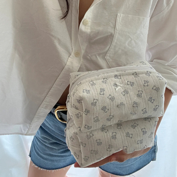 Козметична чанта с принт на сладко меченце, квилиран дизайн, плат, подплата, дишаща, ултралека и разширяваща се за ежедневна употреба