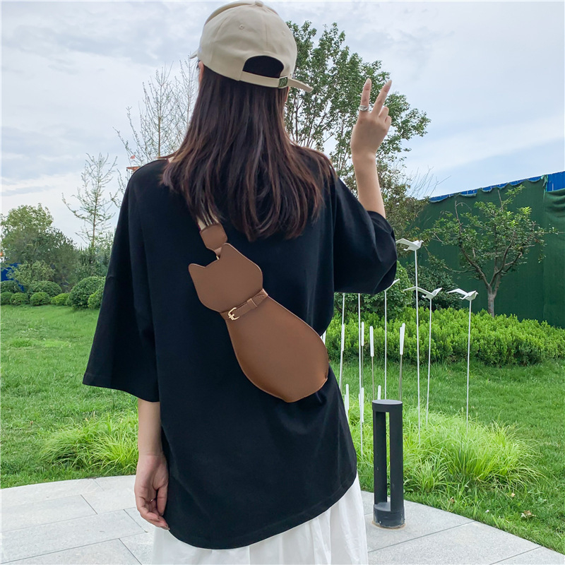 Crossbody rankinė iš PU medžiagos, ovalios formos, užtrauktukas, vidinė telefono kišenė