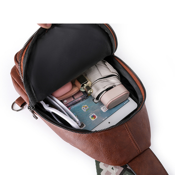 PU anyagú keresztpántos táska, háromdimenziós külső, cipzáras zárás, poliészter bélés, belső mobiltelefon-zseb (Anyag: PU; Külső: háromdimenziós táska; Zárás: cipzár; Belső bélés: poliészter; Belső rekesz: mobiltelefon zseb)