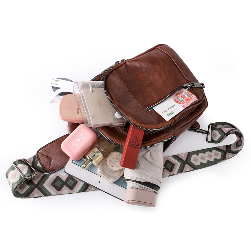 PU anyagú keresztpántos táska, háromdimenziós külső, cipzáras zárás, poliészter bélés, belső mobiltelefon-zseb (Anyag: PU; Külső: háromdimenziós táska; Zárás: cipzár; Belső bélés: poliészter; Belső rekesz: mobiltelefon zseb)