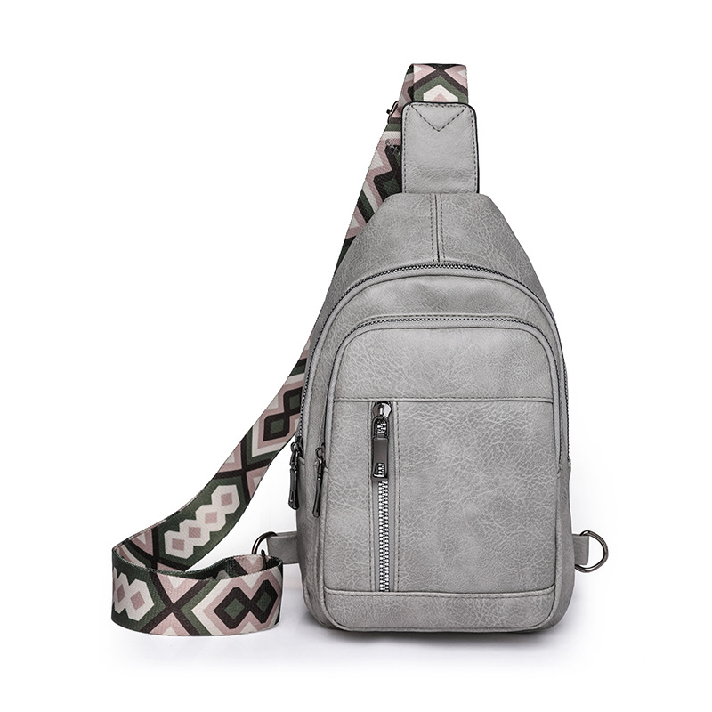 PU anyagú keresztpántos táska, háromdimenziós külső, cipzáras zárás, poliészter bélés, belső mobiltelefon-zseb (Anyag: PU; Külső: háromdimenziós táska; Zárás: cipzár; Belső bélés: poliészter; Belső rekesz: mobiltelefon zseb)