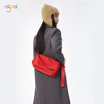 Geantă crossbody, stil unisex, poliester, formă orizontală pătrată, închidere tip capac, geantă cu capac, buzunare interne: buzunar cu fermoar și buzunar pentru telefon