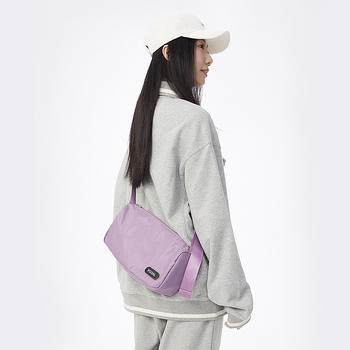 Geantă crossbody, stil unisex, poliester, formă orizontală pătrată, închidere tip capac, geantă cu capac, buzunare interne: buzunar cu fermoar și buzunar pentru telefon