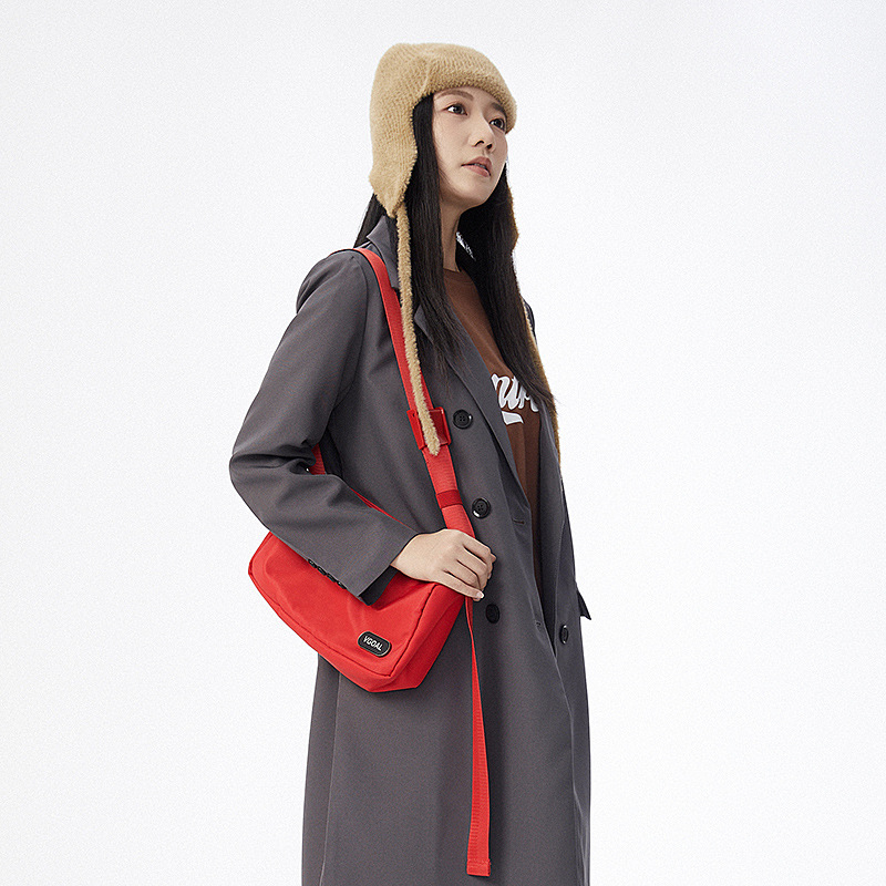 Geantă crossbody, stil unisex, poliester, formă orizontală pătrată, închidere tip capac, geantă cu capac, buzunare interne: buzunar cu fermoar și buzunar pentru telefon