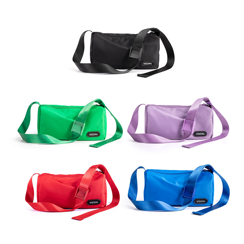 Geantă crossbody, stil unisex, poliester, formă orizontală pătrată, închidere tip capac, geantă cu capac, buzunare interne: buzunar cu fermoar și buzunar pentru telefon