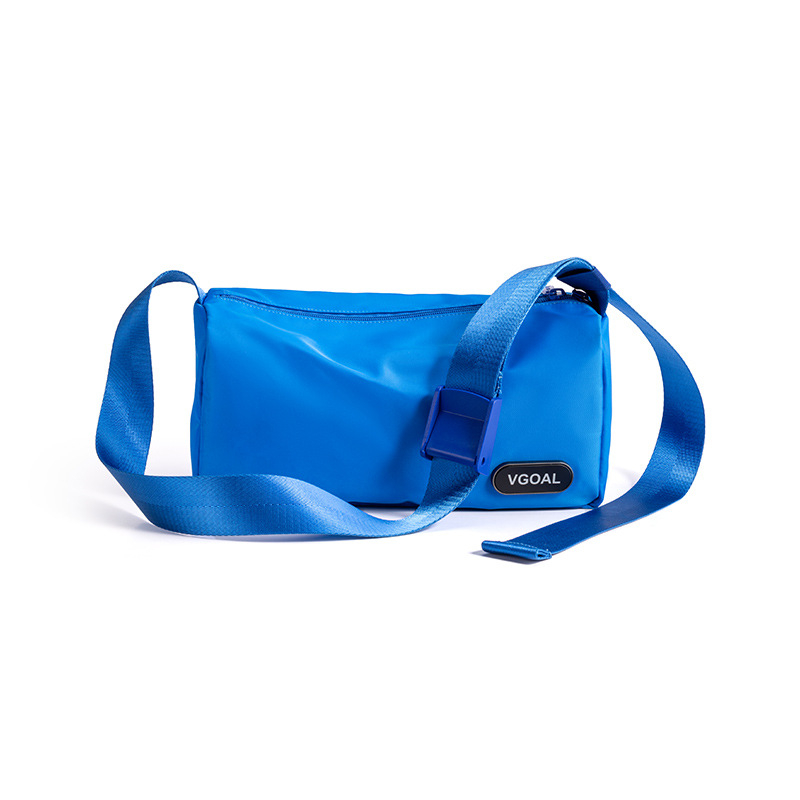 Geantă crossbody, stil unisex, poliester, formă orizontală pătrată, închidere tip capac, geantă cu capac, buzunare interne: buzunar cu fermoar și buzunar pentru telefon