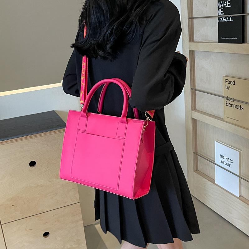 Crossbody tote somaņa - PU materiāls, ielu stils, horizontāla kvadrātveida forma, rāvējslēdzēja atvērums, iekšējā odere no sintētiskās ādas