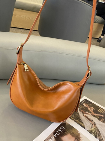 Geantă de damă din piele naturală, formă dumpling, închidere cu fermoar, căptușeală poliester, bretea de umăr simplă