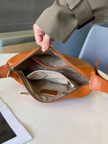 Geantă de damă din piele naturală, formă dumpling, închidere cu fermoar, căptușeală poliester, bretea de umăr simplă