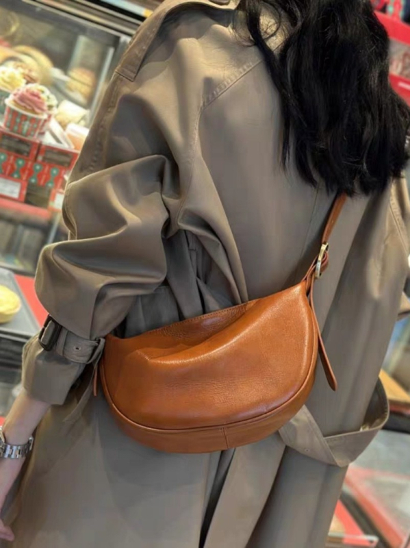 Geantă de damă din piele naturală, formă dumpling, închidere cu fermoar, căptușeală poliester, bretea de umăr simplă