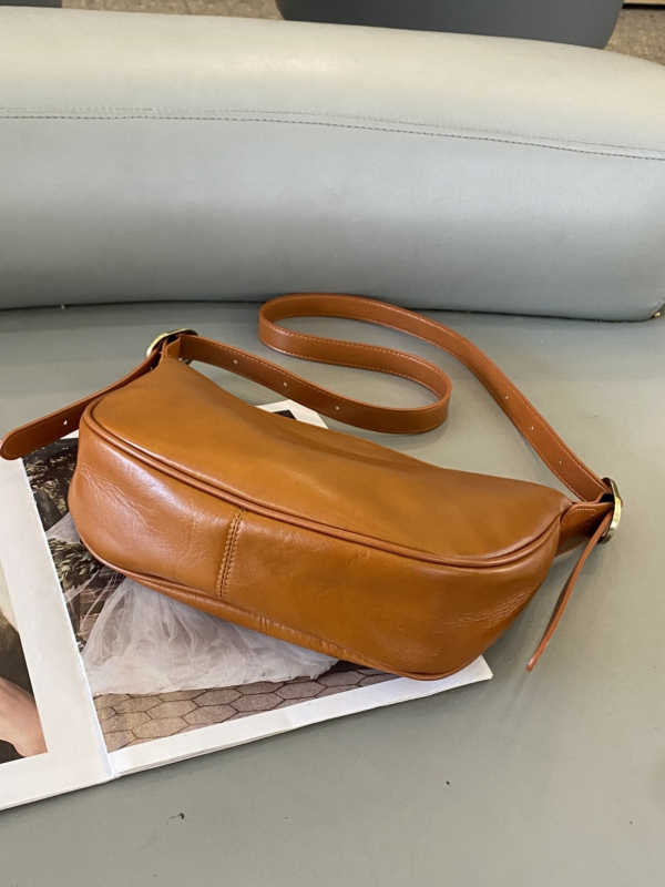 Geantă de damă din piele naturală, formă dumpling, închidere cu fermoar, căptușeală poliester, bretea de umăr simplă