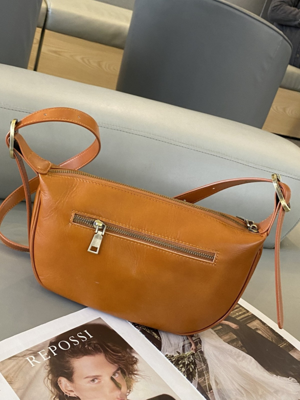 Geantă de damă din piele naturală, formă dumpling, închidere cu fermoar, căptușeală poliester, bretea de umăr simplă