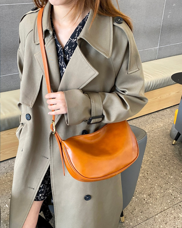 Geantă de damă din piele naturală, formă dumpling, închidere cu fermoar, căptușeală poliester, bretea de umăr simplă