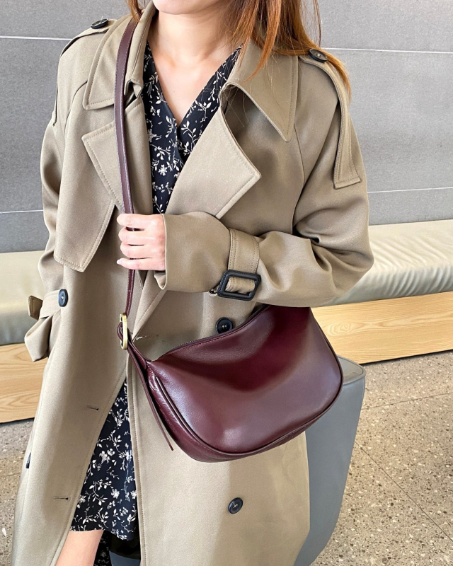 Geantă de damă din piele naturală, formă dumpling, închidere cu fermoar, căptușeală poliester, bretea de umăr simplă
