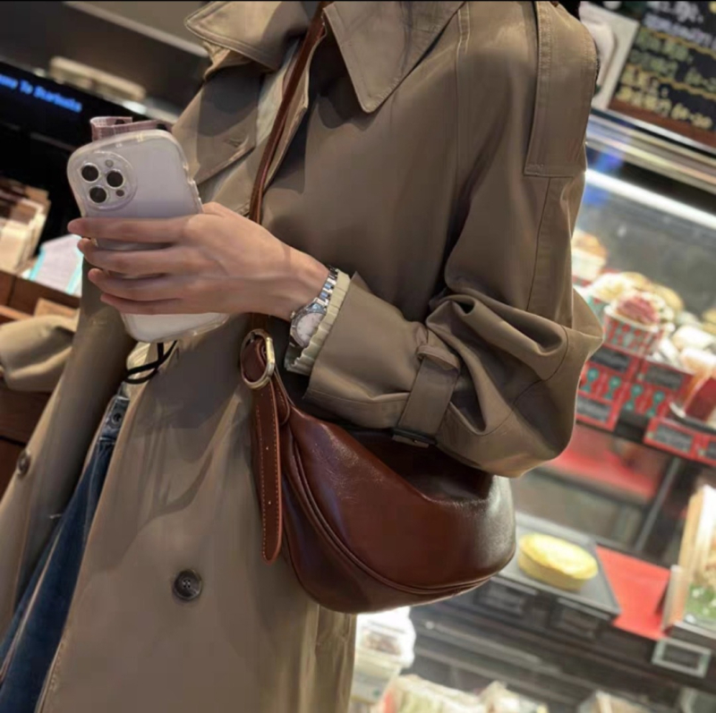 Geantă de damă din piele naturală, formă dumpling, închidere cu fermoar, căptușeală poliester, bretea de umăr simplă