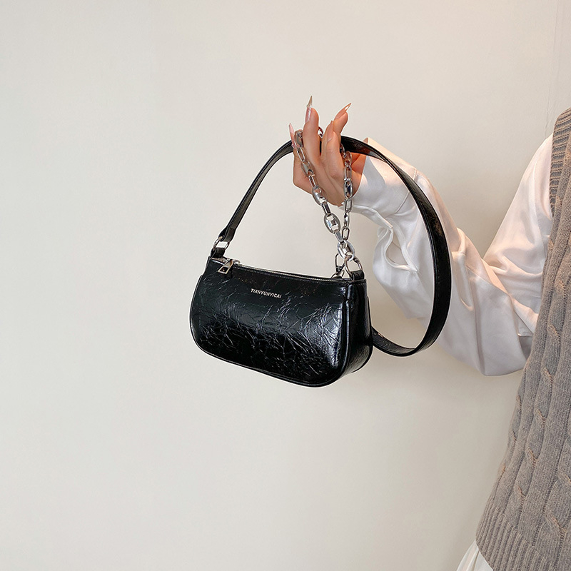 Crossbody torba kvadratnog oblika, PU materijal, zatvarač, unutarnji džep, podstava od poliestera