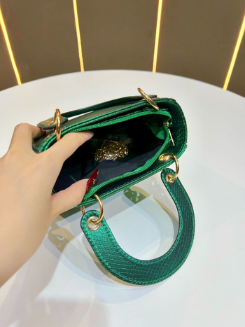 PU anyagú kígyó mintás váll- és crossbody táska, cipzáras zárás, vertikális négyzetes forma
