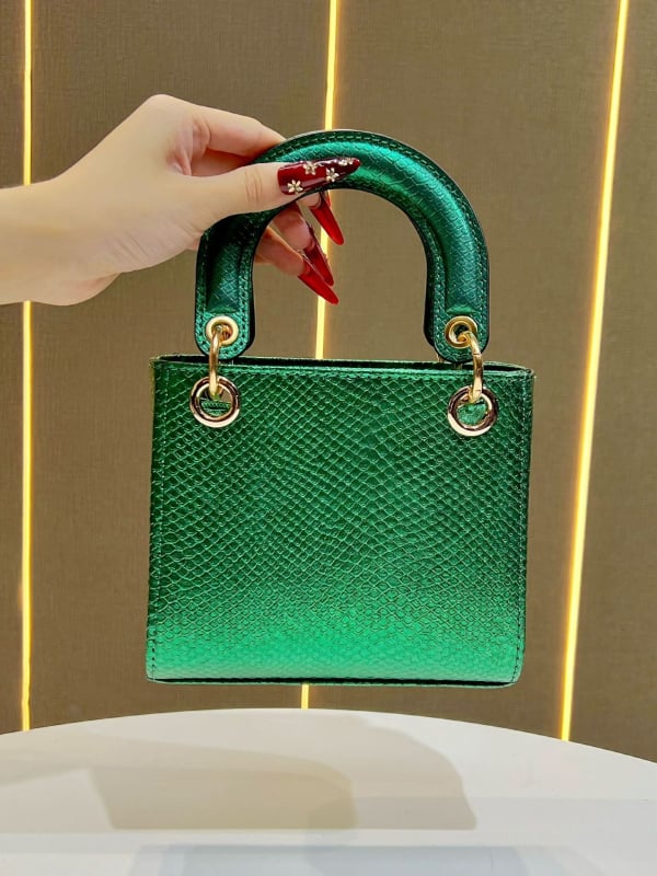 PU anyagú kígyó mintás váll- és crossbody táska, cipzáras zárás, vertikális négyzetes forma