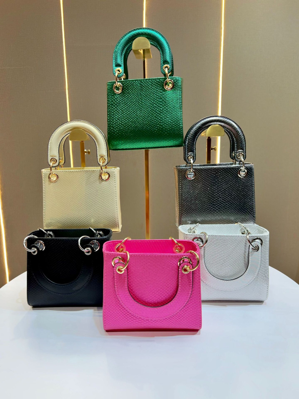 PU anyagú kígyó mintás váll- és crossbody táska, cipzáras zárás, vertikális négyzetes forma