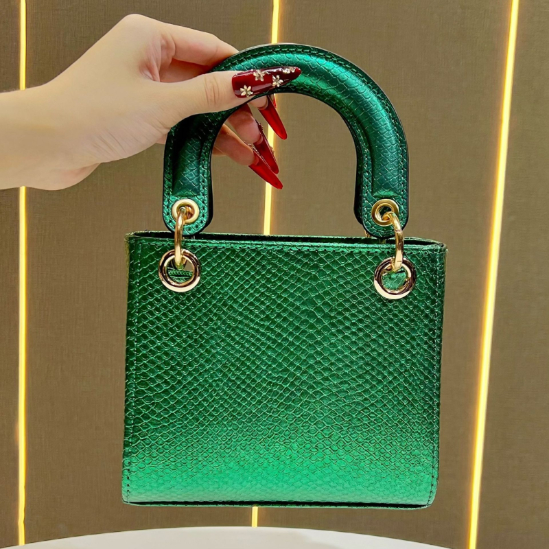 PU anyagú kígyó mintás váll- és crossbody táska, cipzáras zárás, vertikális négyzetes forma