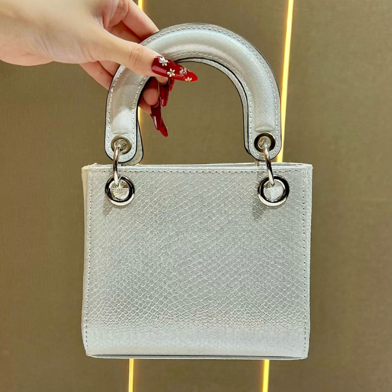 PU anyagú kígyó mintás váll- és crossbody táska, cipzáras zárás, vertikális négyzetes forma