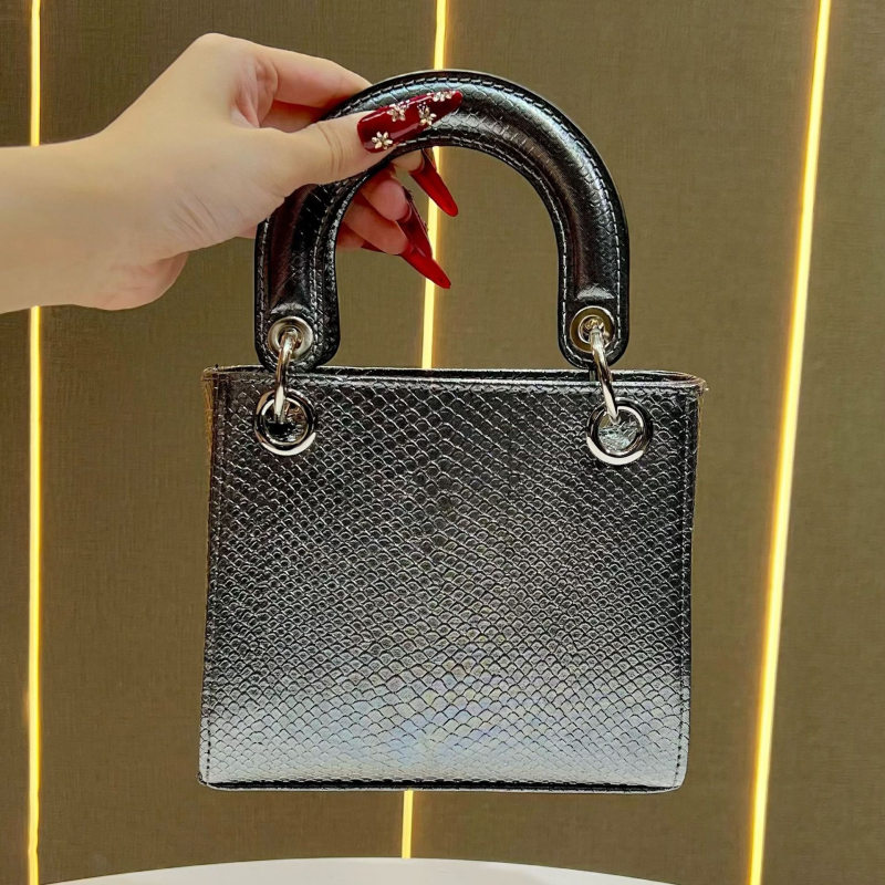 PU anyagú kígyó mintás váll- és crossbody táska, cipzáras zárás, vertikális négyzetes forma