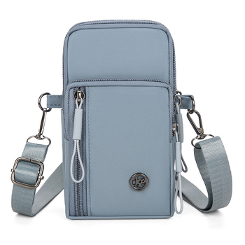 Nylonból készült keresztpántos oldaltáska, függőleges négyzetes alak, cipzár, poliészter bélés, telefon zseb, egy vállpánt, tavasz 2025