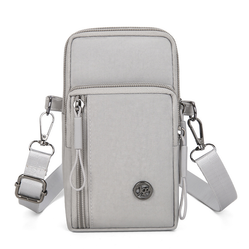 Nylonból készült keresztpántos oldaltáska, függőleges négyzetes alak, cipzár, poliészter bélés, telefon zseb, egy vállpánt, tavasz 2025