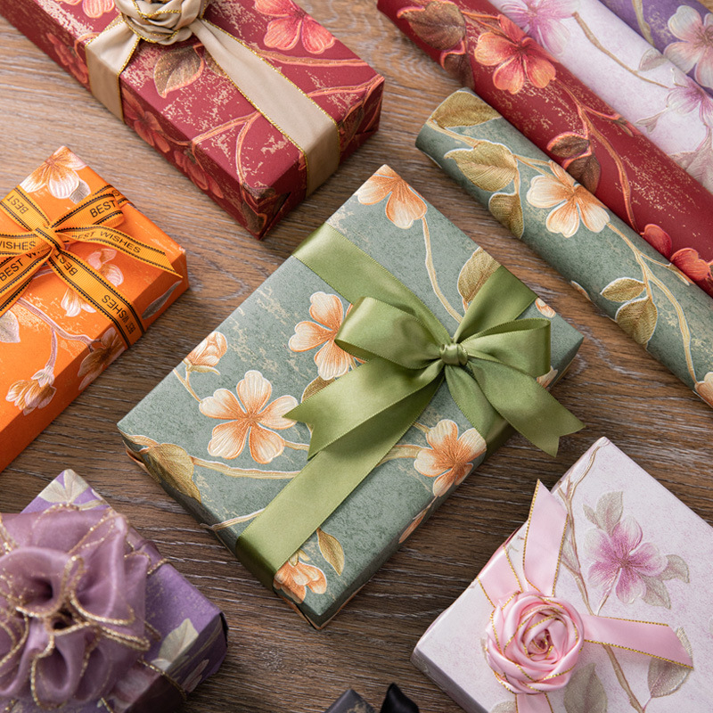 Опаковъчна хартия за подаръци с релефни флорални мотиви в ретро стил, специална хартия; толеранс ±2 см; подаръчна опаковка