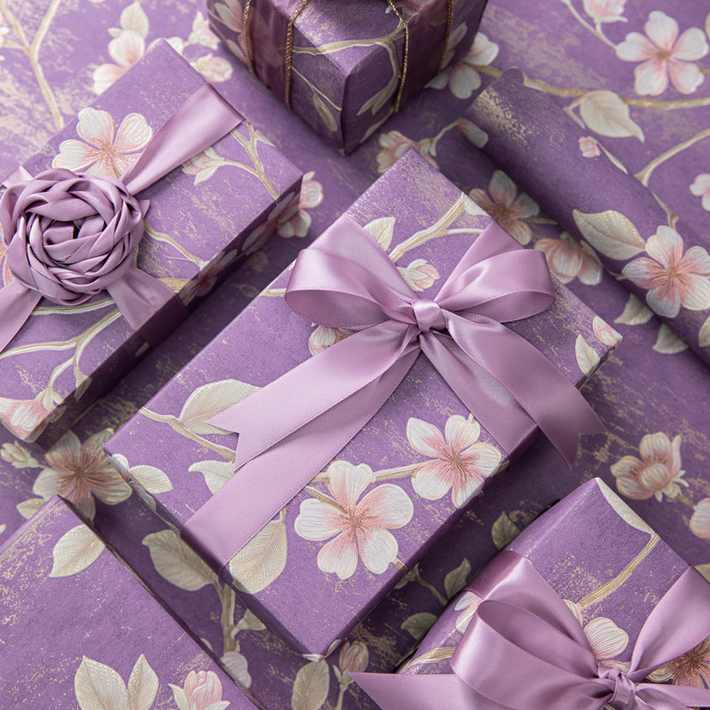 Опаковъчна хартия за подаръци с релефни флорални мотиви в ретро стил, специална хартия; толеранс ±2 см; подаръчна опаковка