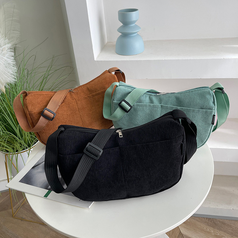 Corduroy torba preko ramena, dumpling oblik, street trend stil, zatvarač, unutarnja pretinica sa zipom i pretinica za mobitel