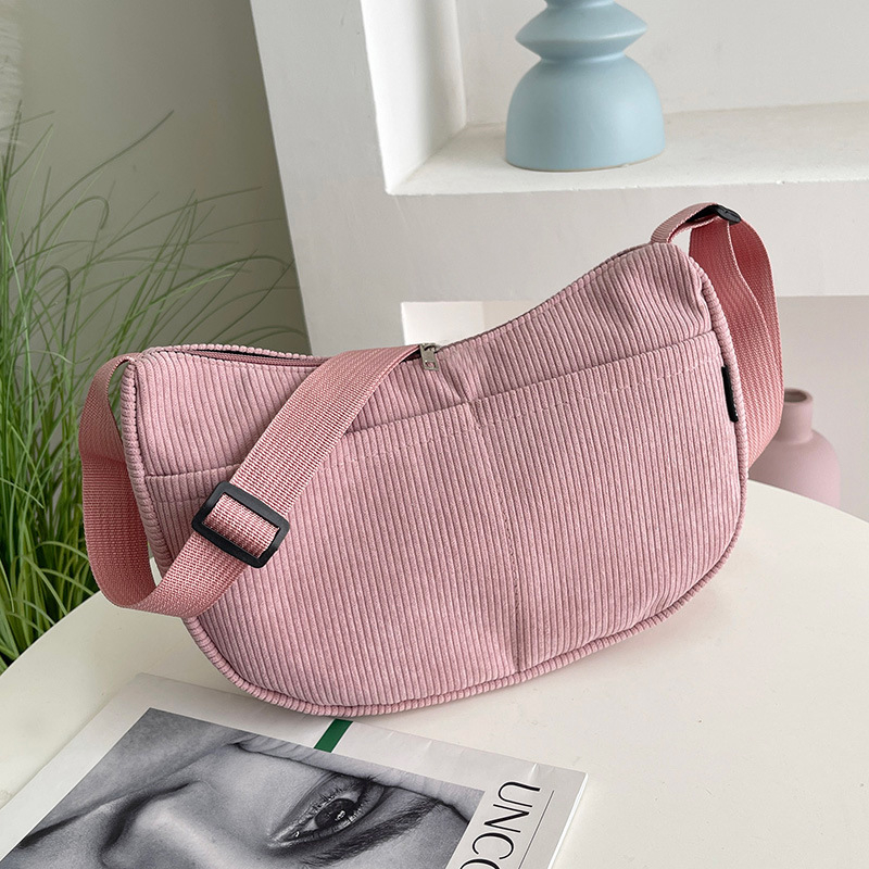 Corduroy torba preko ramena, dumpling oblik, street trend stil, zatvarač, unutarnja pretinica sa zipom i pretinica za mobitel